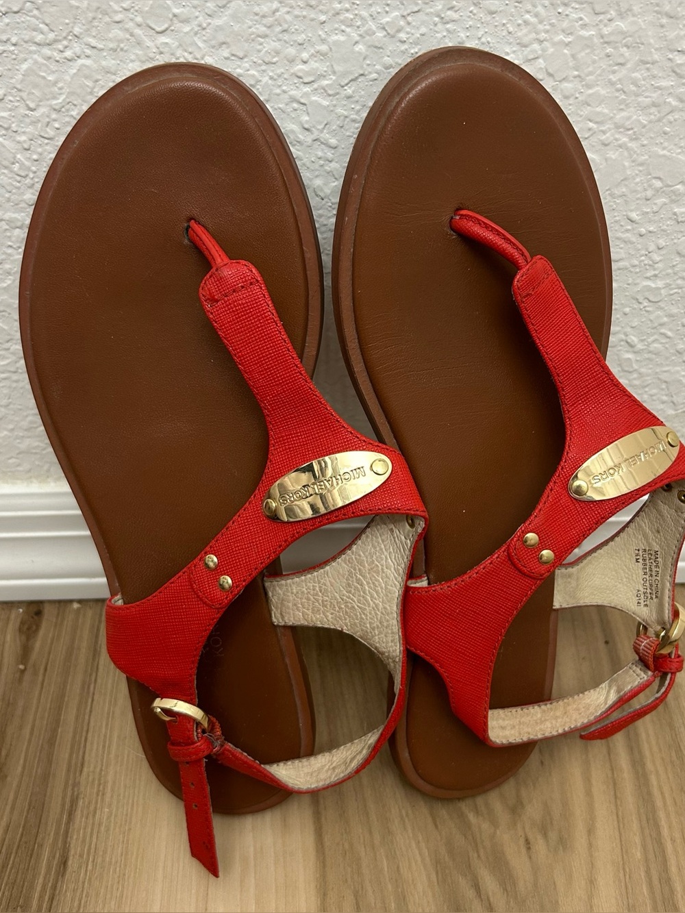 Size 7 1/2 Michael Kors MK Plate Salmon Gold Buckle Leather Women’s Sandals